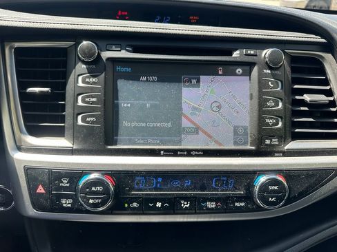 Used 2017 Toyota Highlander SE image 12