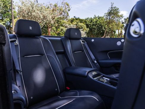 Used 2019 Rolls-Royce Dawn RWD image 20