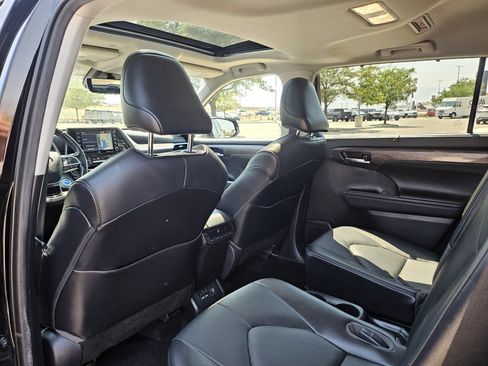 Used 2021 Toyota Highlander Limited AWD/4WD image 16
