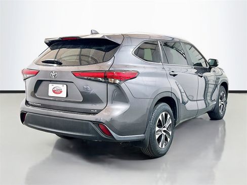 Used 2023 Toyota Highlander XLE image 4