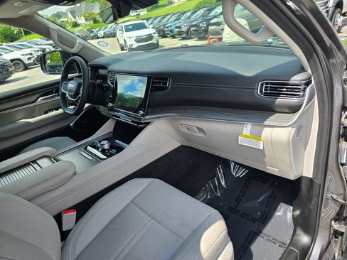 Used 2024 Jeep Wagoneer L Series III w/ Premium Group I AWD/4WD image 32