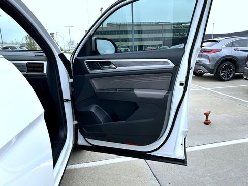 Used 2022 Volkswagen Atlas Cross Sport SE AWD/4WD image 16