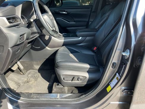 Used 2023 Toyota Highlander XSE FWD image 7