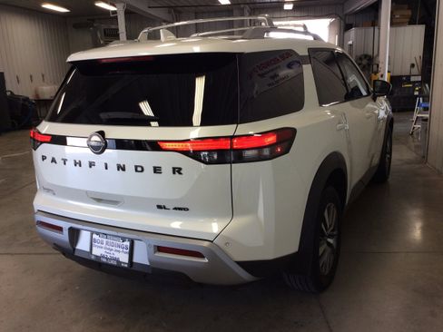 Used 2024 Nissan Pathfinder SL w/ Black Appearance Package image 7