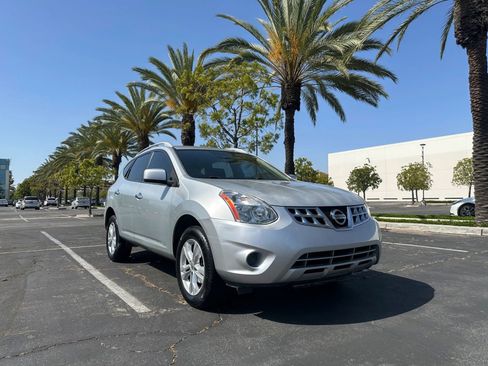 Used 2013 Nissan Rogue SV FWD image 1