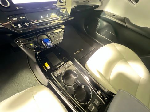 Used 2022 Toyota Prius XLE image 26