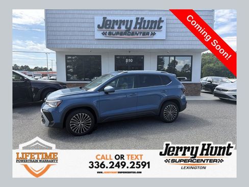 Used 2025 Volkswagen Taos SE w/ Panoramic Sunroof Package FWD image 1