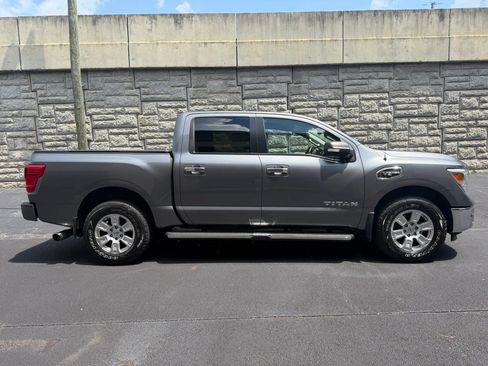 Used 2017 Nissan Titan SV AWD/4WD image 5