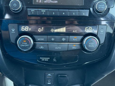 Used 2017 Nissan Rogue SV image 14