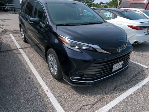 Used 2022 Toyota Sienna Platinum AWD/4WD image 7
