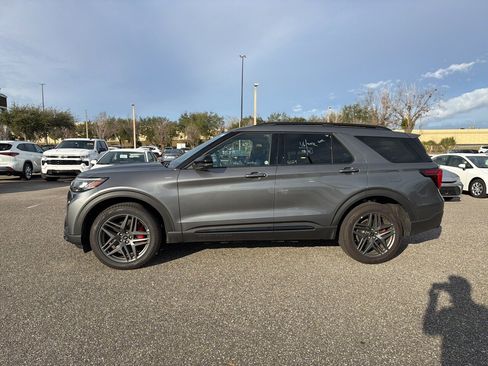Used 2025 Ford Explorer ST-Line w/ ST-Line Street Pack image 2
