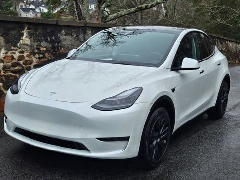 Used 2024 Tesla Model Y Long Range image 14