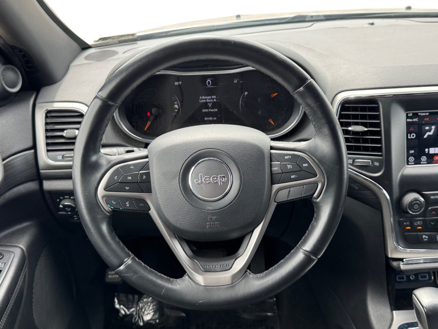 Used 2019 Jeep Grand Cherokee Laredo AWD/4WD image 13