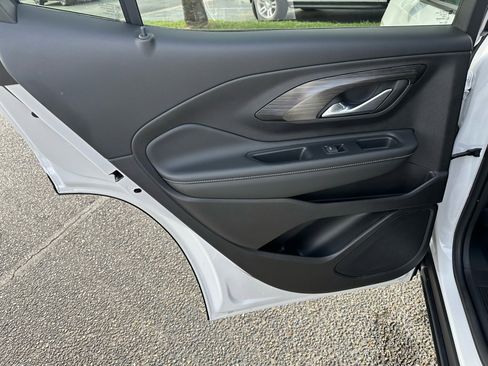 Used 2024 GMC Terrain SLE w/ Driver Convenience Package image 16