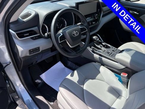 Used 2024 Toyota Highlander XLE AWD/4WD image 41