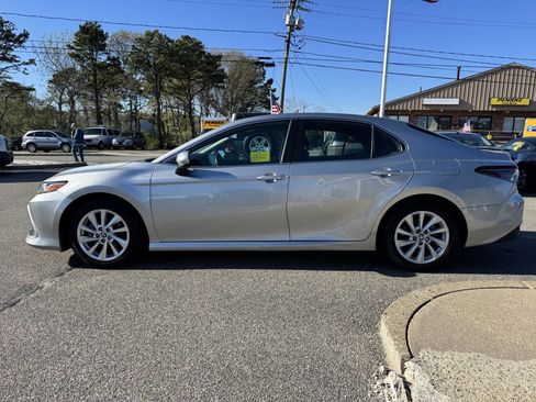 Used 2022 Toyota Camry LE FWD image 5