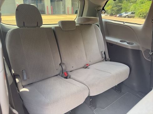 Used 2020 Toyota Sienna LE w/ LE Preferred Package FWD image 16