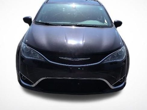 Used 2018 Chrysler Pacifica Touring Plus FWD image 2