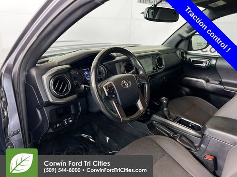 Used 2017 Toyota Tacoma TRD Off-Road AWD/4WD image 3