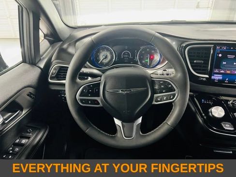 Used 2025 Chrysler Pacifica Select FWD image 5