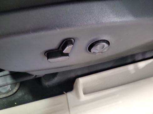 Used 2023 Chrysler Voyager LX FWD image 20