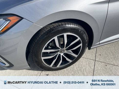 Used 2025 Volkswagen Jetta SE FWD image 19