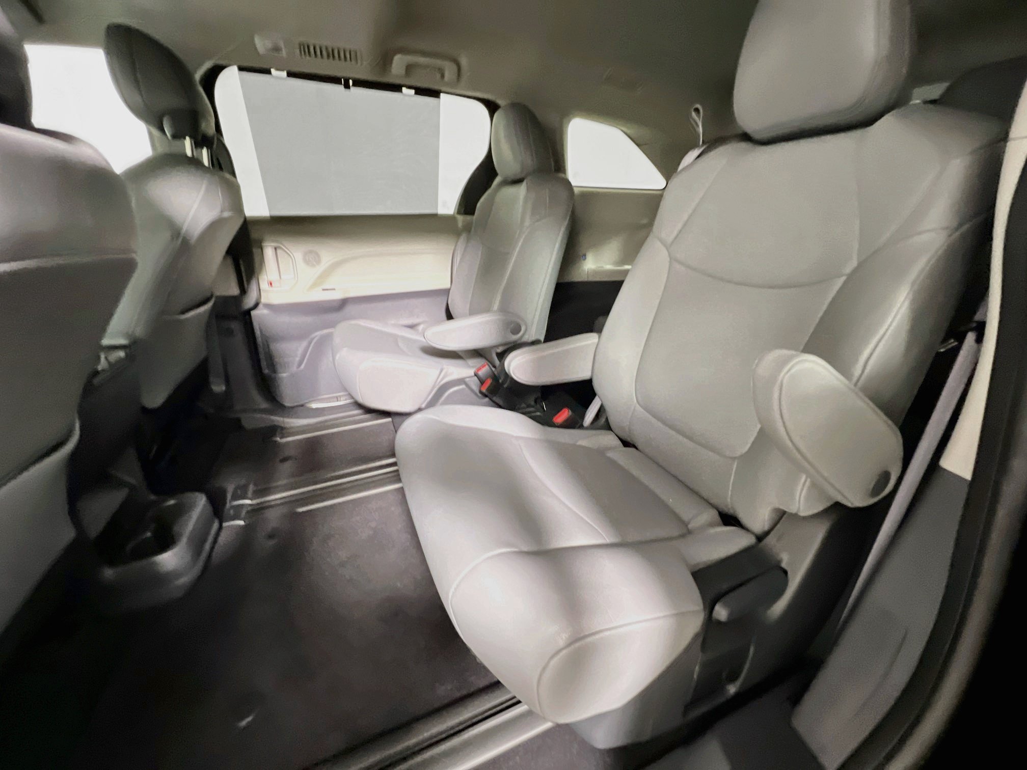Used 2024 Toyota Sienna XLE FWD image 29