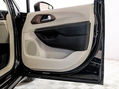 Used 2020 Chrysler Voyager Lxi image 45