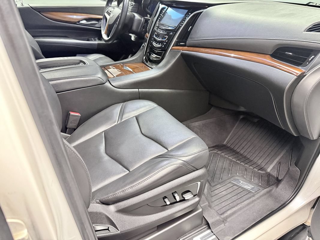 Used 2018 Cadillac Escalade ESV Luxury AWD/4WD image 11