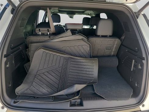 Used 2024 Chevrolet Traverse RS image 11
