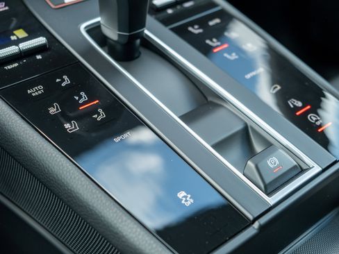 Certified 2025 Porsche Macan image 22