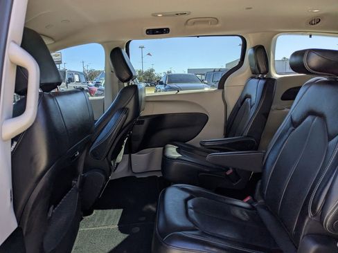 Used 2022 Chrysler Pacifica Touring-L image 15