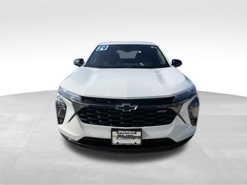 Used 2024 Chevrolet Trax RS w/ Sunroof Package FWD image 2