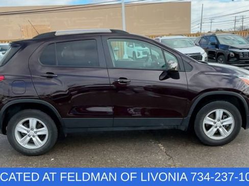 Used 2022 Chevrolet Trax LT w/ LT Convenience Package image 9