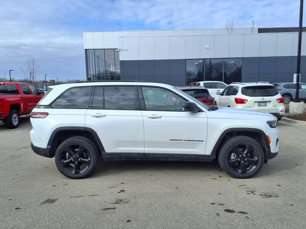 Used 2023 Jeep Grand Cherokee Altitude AWD/4WD image 3