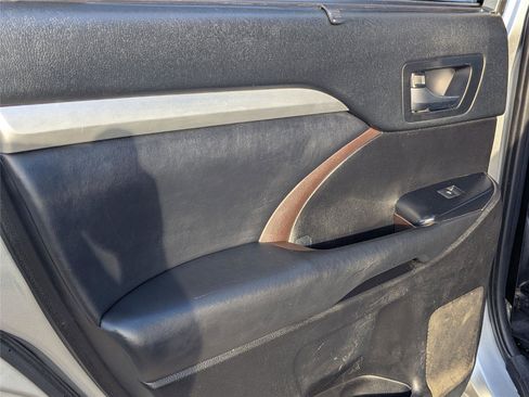 Used 2019 Toyota Highlander XLE image 10