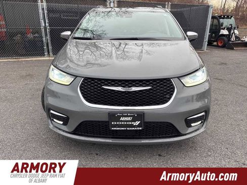 Used 2023 Chrysler Pacifica Limited image 2