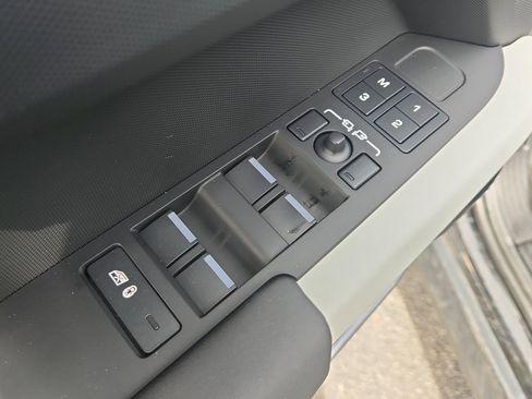 Used 2024 Land Rover Defender 110 X-Dynamic SE AWD/4WD image 23