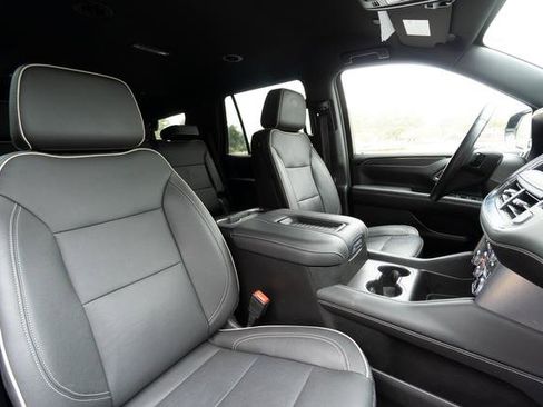 Used 2023 GMC Yukon SLT w/ SLT Luxury Package image 28