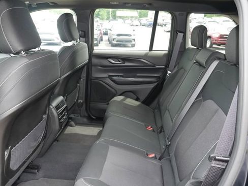 Used 2025 Jeep Grand Cherokee Laredo X AWD/4WD image 23