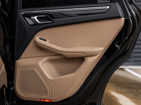 Certified 2024 Porsche Macan AWD/4WD image 36