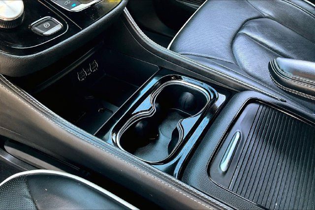 Used 2025 Chrysler Pacifica Limited FWD image 18