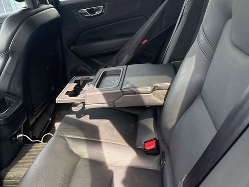 Used 2018 Volvo XC60 T5 Momentum w/ Convenience Package AWD/4WD image 5