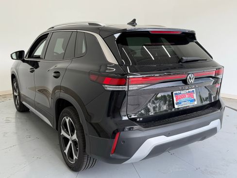 New 2025 Volkswagen Tiguan SE image 7