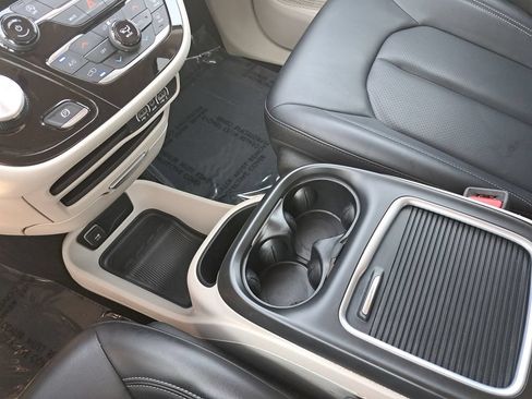 Certified 2023 Chrysler Pacifica Touring-L FWD image 25
