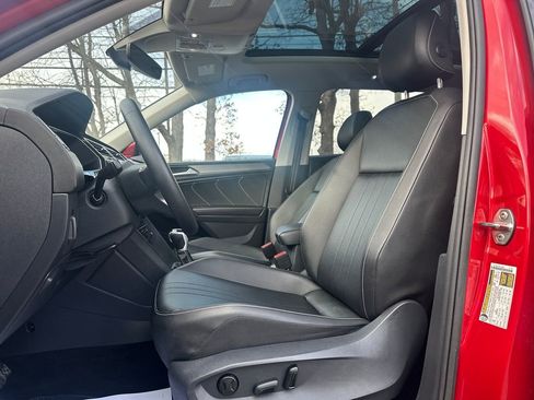 Certified 2024 Volkswagen Tiguan SE image 3