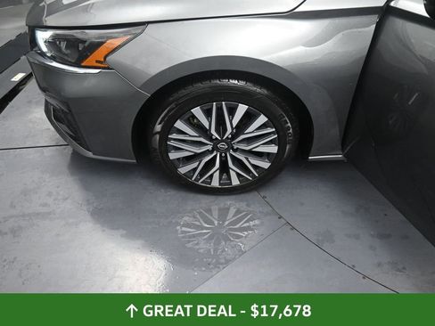 Used 2024 Nissan Altima 2.5 SV image 14