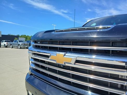 Used 2021 Chevrolet Silverado 2500 High Country w/ Technology Package AWD/4WD image 9