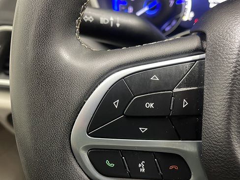Used 2024 Chrysler Pacifica Touring-L FWD image 6