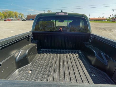 Used 2022 Toyota Tacoma TRD Off-Road w/ TRD Premium Off Road Package AWD/4WD image 11